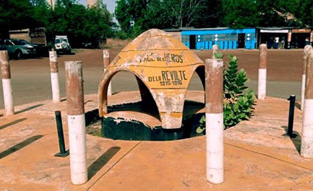 Le monument au martyr de la révolte de Bwa