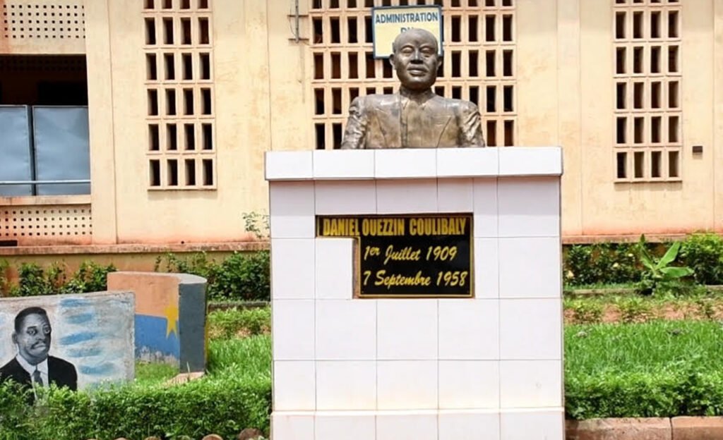 La résidence d’Houphouët-Boigny et les restes du lycée Ouezzin Coulibaly